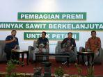 Ketua-KUD-dan-Petani-penerima-premium-sharing-dari-Asian-Agri.jpg