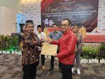Ketua-PDIP-dumai-menerima-berkas-hasil-pleno-perolehan-kursi.jpg