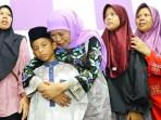 Khofifah-Indar-Parawansa-anak-korban-tewas-kecelakaan-bus-naker-Jember.jpg