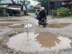 Kondisi-Jalan-Tj-Baru-Kecamatan-Lima-Puluh-Pekanbaru-seperti-kubangan.jpg