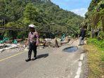 Kondisi-terkini-jalan-putus-kawasan-Lembah-Anai-Sumbar.jpg
