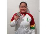 Lifter-putri-Riau-Maharani-yang-meraih-mendali-perak-di-PON-2024.jpg