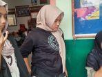 Livia-kiri-Keyla-tengah-dan-Ami-kanan-remaja-yang-selamat-saat-banjir-bandang.jpg