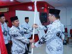 Mahadar-menerima-bendera-PGRI-sebagai-simbol-amanah-tanggung-jawab.jpg