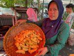 Mak-Inel-pemilik-Pisang-Kepok-Mak-Ineldi-Jalan-Datuk-Setia-Maharaja-Kota-Pekanbaru.jpg