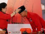 Megawati-Soekarnoputri-memakaikan-peci-hitam-kepada-Ganjar.jpg