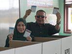Mencoblos_di_TPS_6_Kampungdalam_Pilkada_Siak_Cubup_Siak_Irving_dan_Istri_Lalu_Sarapan_di_Kedai_ABC.jpg