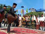 Menhut-Raja-Juli-Antoni-disambut-dengan-pancak-silat.jpg