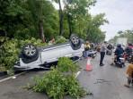 Mobil-Xpander-putih-terbalik-di-Jalan-Jenderal-Sudirman-Pekanbaru.jpg