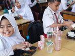 Murid-SDN-99-simulasi-makan-siang-bergizi-gratis.jpg