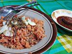 Nikmatnya_Makanan_Khas_Riau_Nasi_Merah_Racikan_Cik_Imis.jpg
