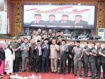 Para-Anggota-DPRD-Pekanbaru-foto-bersama-dengan-Wali-Kota-dan-Wakil-Wali-Kota-Pekanbaru.jpg