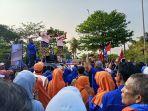 Pasangan-Agung-Nugroho-Markarius-saat-orasi-di-depan-kantor-KPU-Pekanbaru.jpg