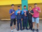 Pedayung-junior-Riau-saat-menerima-medali-di-nomor-rowing.jpg