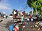 Pekerja-angkut-sampah-di-JL-Subrantas-Pekanbaru.jpg