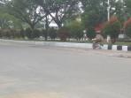 Pekerja-sedang-mengecat-trotoar-jalan-di-Kota-Pasir-Pengaraian.jpg