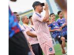 Pelatih-PSPS-Pekanbaru-sedang-memberi-intruksi-saat-latihan-di-Jakarta.jpg