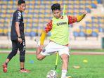 Pelatih_PSPS_Riau_Ridwan_Saragih_memantau_latihan_pemainnya.jpg
