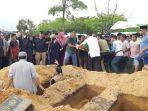 Pelayat-mengantarkan-jenazah-tiga-korban-kecelakaan-maut-di-Jalan-Hangtuah.jpg