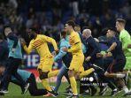 Pemain-Barcelona-lari-tunggang-langgang-dikejar-fans-Espanyol-yang-marah.jpg