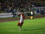 Pemain-PSPS-Asir-cetak-gol-ke-gawang-Persiraja.jpg