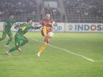 Pemain-PSPS-Riau-Bruno-Silva-ibayangi-pemain-Sriwijaya-FC.jpg