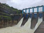 Penampakan-bukaan-3x80-cm-spillway-gate-Waduk-PLTA.jpg