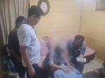 Pengedar-narkoba-di-Dumai-saat-bersimpuh-di-kaki-ibunya.jpg