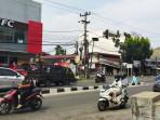 Pengemis_di_Pekanbaru_Duduk_di_Simpang_Lampu_Merah_Harapan_Raya.jpg