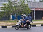 Pengendara-motor-menembus-hujan-menggunakan-mantel.jpg
