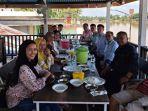Pengunjung-menikmati-suasana-air-Sungai-Indragiri-sambil-bersantap-di-Mr-O-Cafe-dan-Resto.jpg