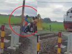 Penjaga-Perlintasan-Kereta-Api-Selamatkan-Pemotor-Wanita-dari-Maut-VIRAL.jpg
