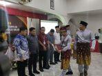 Penyerahan-SK-Penetapan-Pememang-Pilkada-Bengkalis-2024.jpg