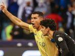 Penyerang-Al-Nassr-Cristiano-Ronaldo-bereaksi-di-depan-kiper-Al-Hilal-Yassine-Bounou.jpg