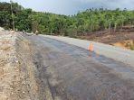 Permukaan-trase-Km-106-107-disiram-cairan-perekat-sebelum-pengaspalan.jpg