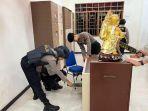Personel-Polres-Inhil-melakukan-sterilisasi-untuk-memastikan-keamanan-dan-kenyamanan-jelang-Imlek.jpg