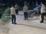 Personel-Polsek-Siak-patroli-di-kampung-Tumang-di-malam-hari-untuk-mencegah-kerusuhan.jpg