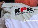 Petugas-KPK-tengah-mengumpulkan-barang-bukti-di-Pekanbaru.jpg