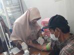 Petugas-Laboratorium-Puskemas-Tenayan-Raya-Kota-Pekanbaru-mengambil-sampel-darah.jpg