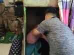 Petugas-Lapas-kelas-IIA-Pekanbaru-saat-memeriksa-kamar-hunian.jpg