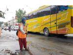 Petugas-kebersihan-tengah-menyapu-jalan-di-Pekanbaru.jpg