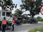 Petugas_dari_Dishub_Pekanbaru_mencegah_truk_masuk_Jalan_SM_Amin.jpg