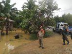 Petugas_saat_memantau_kondisi_banjir_di_Kelurahan_Selensen_Kecamatan_Kemuning.jpg