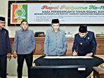 Pj-Bupati-Inhil-Herman-tandatangan-APBD-2024.jpg