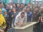 Pj-Gubri-Rahman-Hadi-kala-menandatangani-prasasti-peresmian-RS-Awal-Bros-Hangtuah.jpg