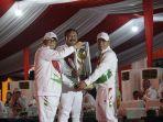 Plt-Gubri-Edy-Natar-dan-Ketua-umum-KONI-Riau-hadiah-juara-umum-porwil.jpg