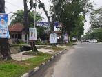 Pohon-di-kawasan-Jalan-Arifin-Ahmad-Pekanbaru-tampak-dipasang-banner.jpg