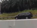 Polisi_Cari_Pengemudi_Mobil_yang_Nekat_Melawan_Arus_di_Jalan_Tol_Pekanbaru-Dumai.jpg