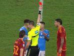 Politano-yang-dikartu-merah-wasit-karena-dinilai-lakukan-pelanggaran.jpg