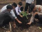 Polsek-Teluk-Meranti-Tanam-Bibit-Pohon-di-Madrasah-Darusallam-Ajak-Siswa-Peduli-Lingkungan.jpg
